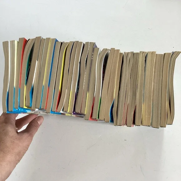 28 Archie Comics Collection (shelf 2) - Picture 2 of 3